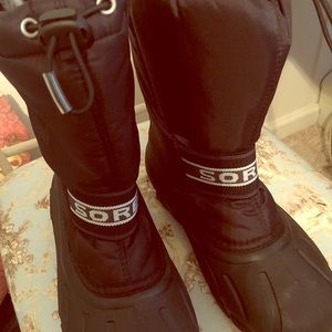 Almost New Sorel Snow Boots kids size 4